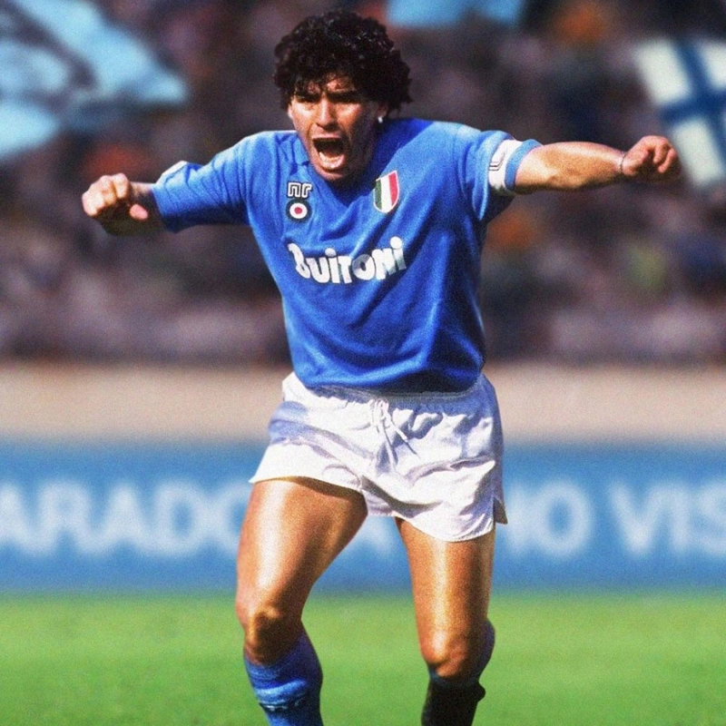 Maradona danza sull’erba verde.