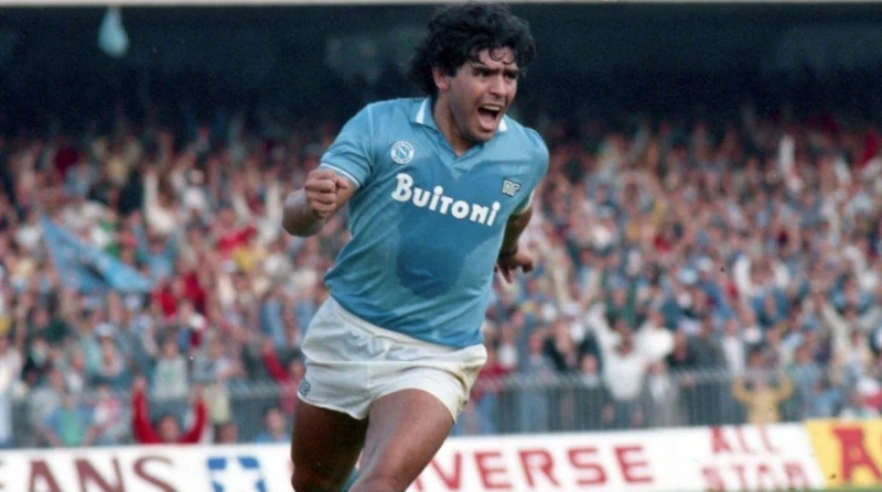 Maradona scatta verso la gloria.