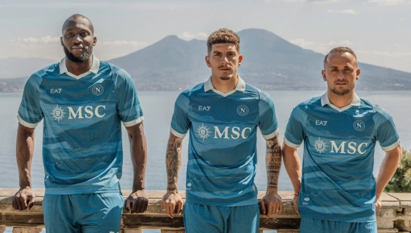 Tre giocatori in maglia azzurra.