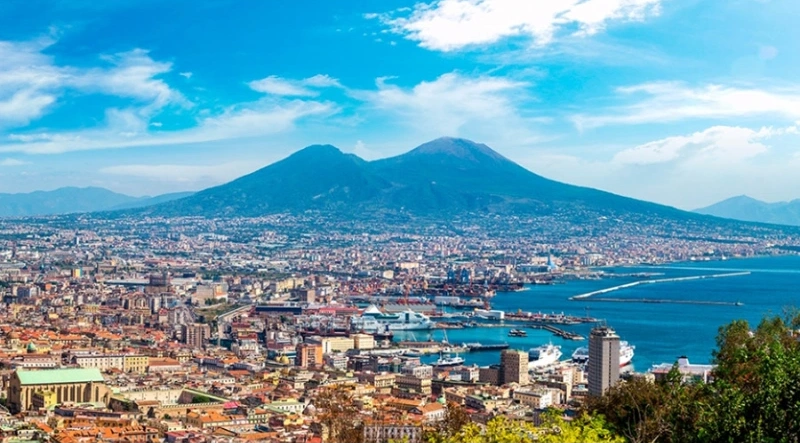 Napoli abbracciata dal mare e dal Vesuvio.