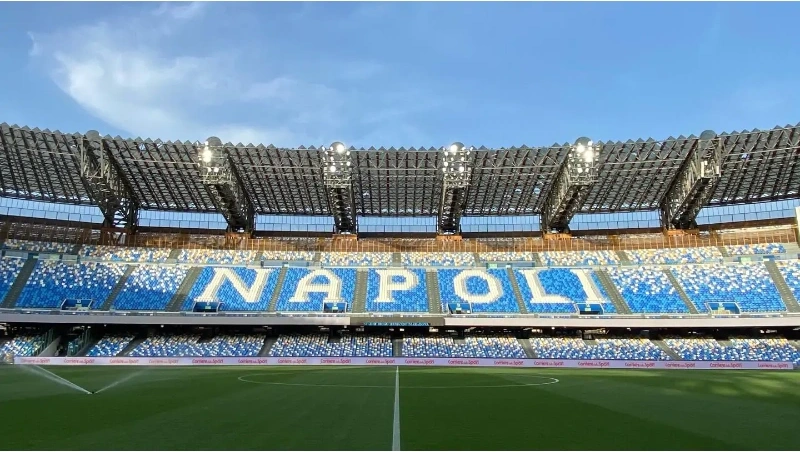 Stadio di Napoli sotto il cielo azzurro.